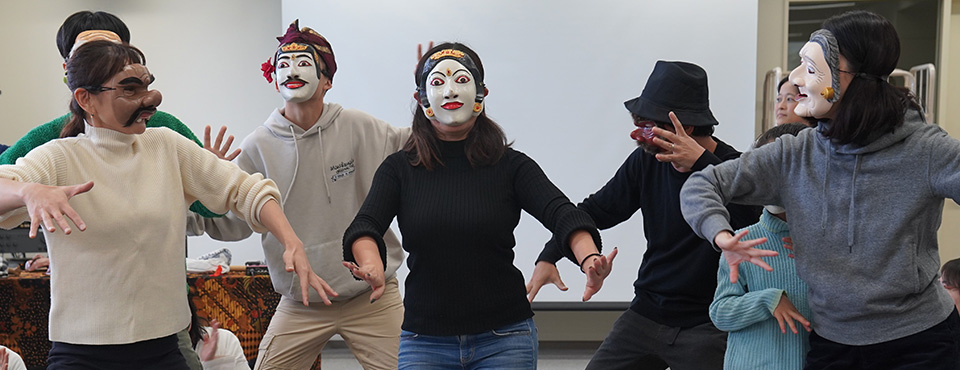 仮面を使用した身体実践ワークショップ(吉田ゆか子企画。床呂郁哉撮影)