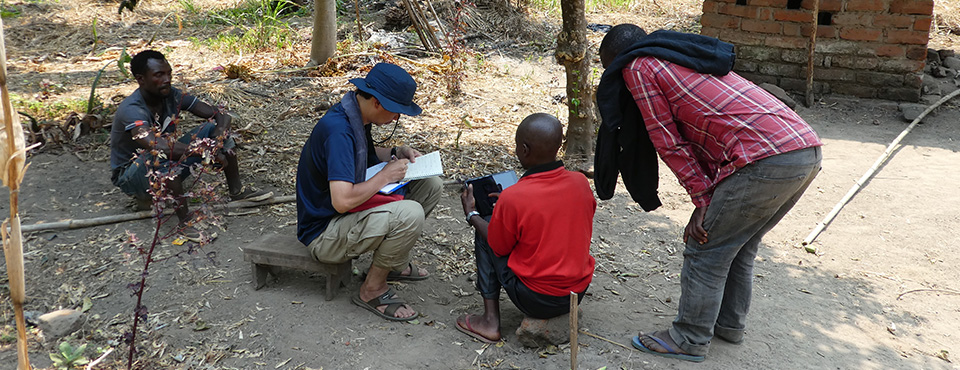 タンザニアでのフィールド実験(顔認知についてのタブレット実験)の様子(撮影・島田将喜)