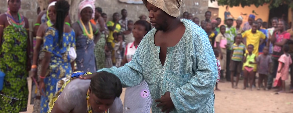 西アフリカのベナン共和国ヴォドゥンの儀礼。ヴォドゥンでは障がいを持つ人が神とされることがある。(撮影:村津蘭)